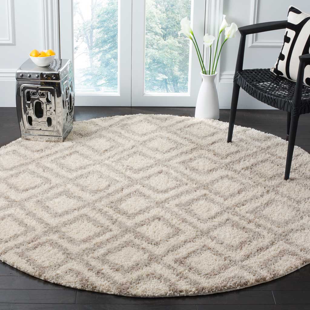 Repeating beige diamonds add gentle rhythm to this cozy ivory round shag rug