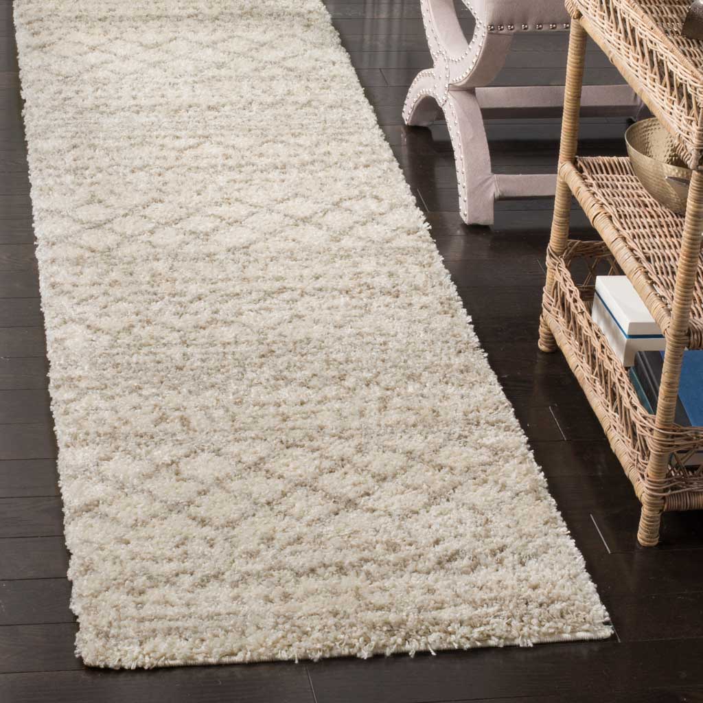 Plush ivory fibers lend warmth to the subtle beige diamond bands of this runner.
