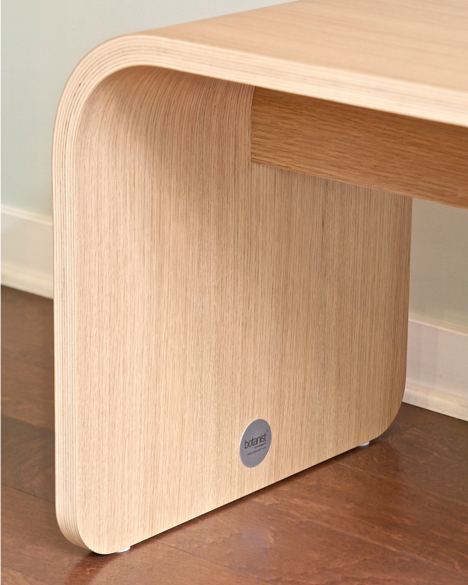 Minimal Bench Rift Oak