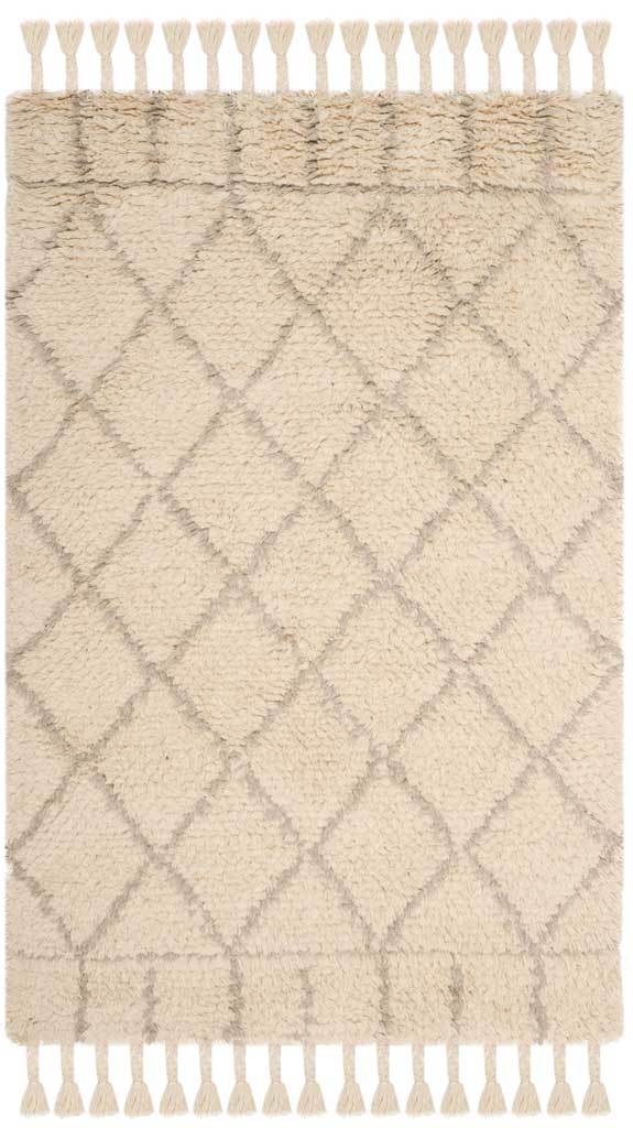 Cozy ivory 4' x 6' rug with light gray diamonds and knotted tassels