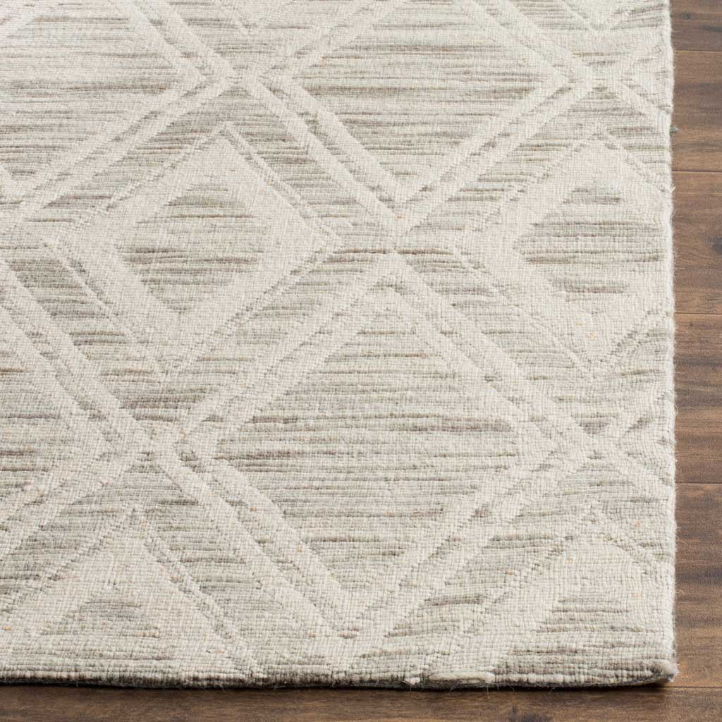 Defined ivory diamonds meet a neatly finished edge on this textured light brown rug.