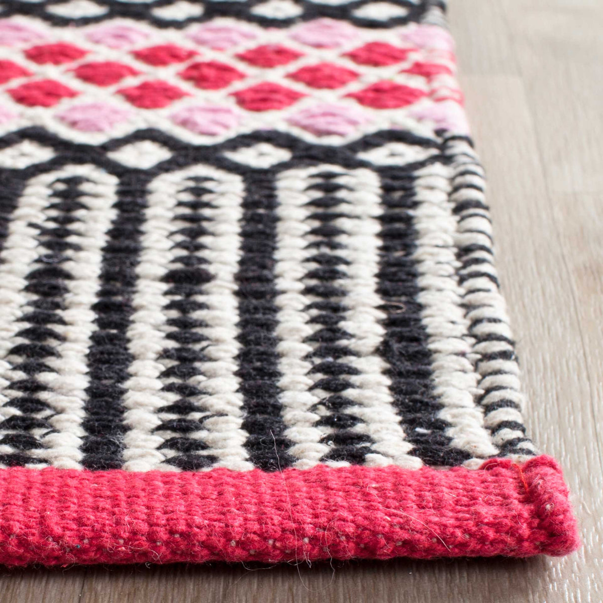 Textured cotton stripes and a pink diamond band finish in a bright pink bound corner