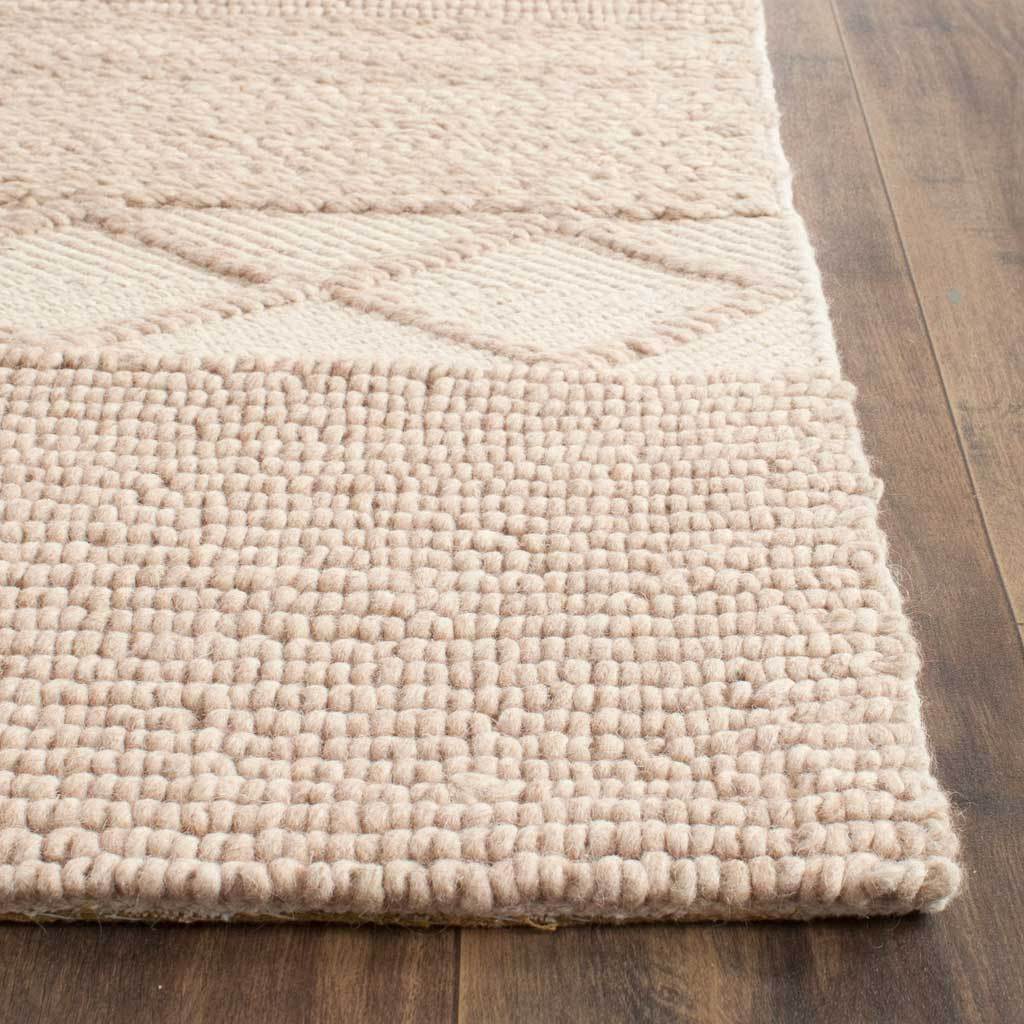 Chunky wool-cotton loops meet a neatly finished edge on this softly patterned beige runner