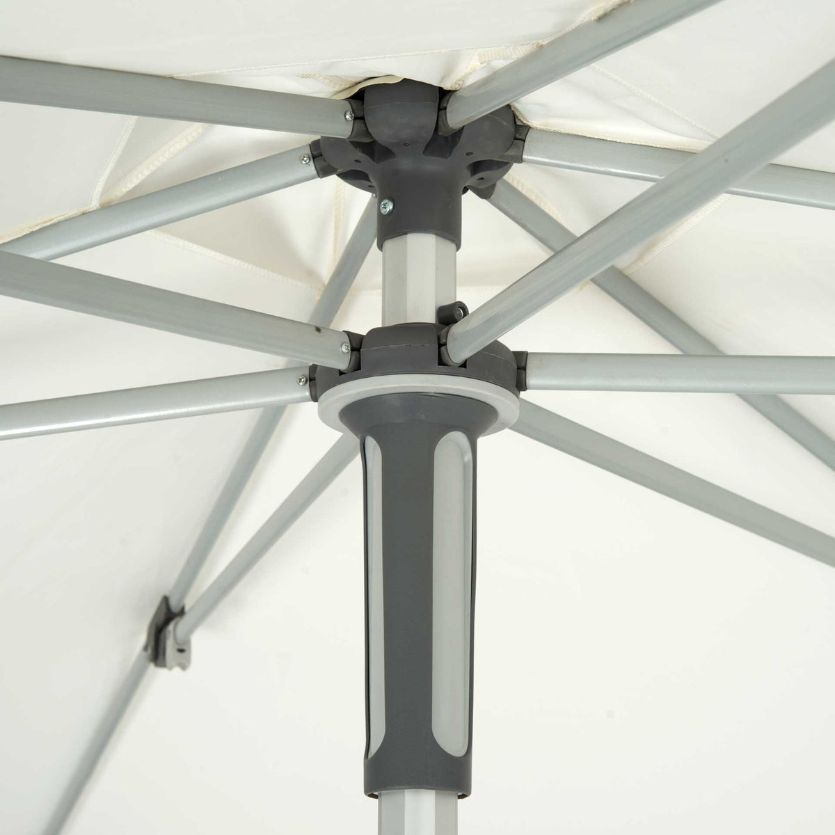A central push-up grip and silver-tone ribs reinforce the ivory canopy.