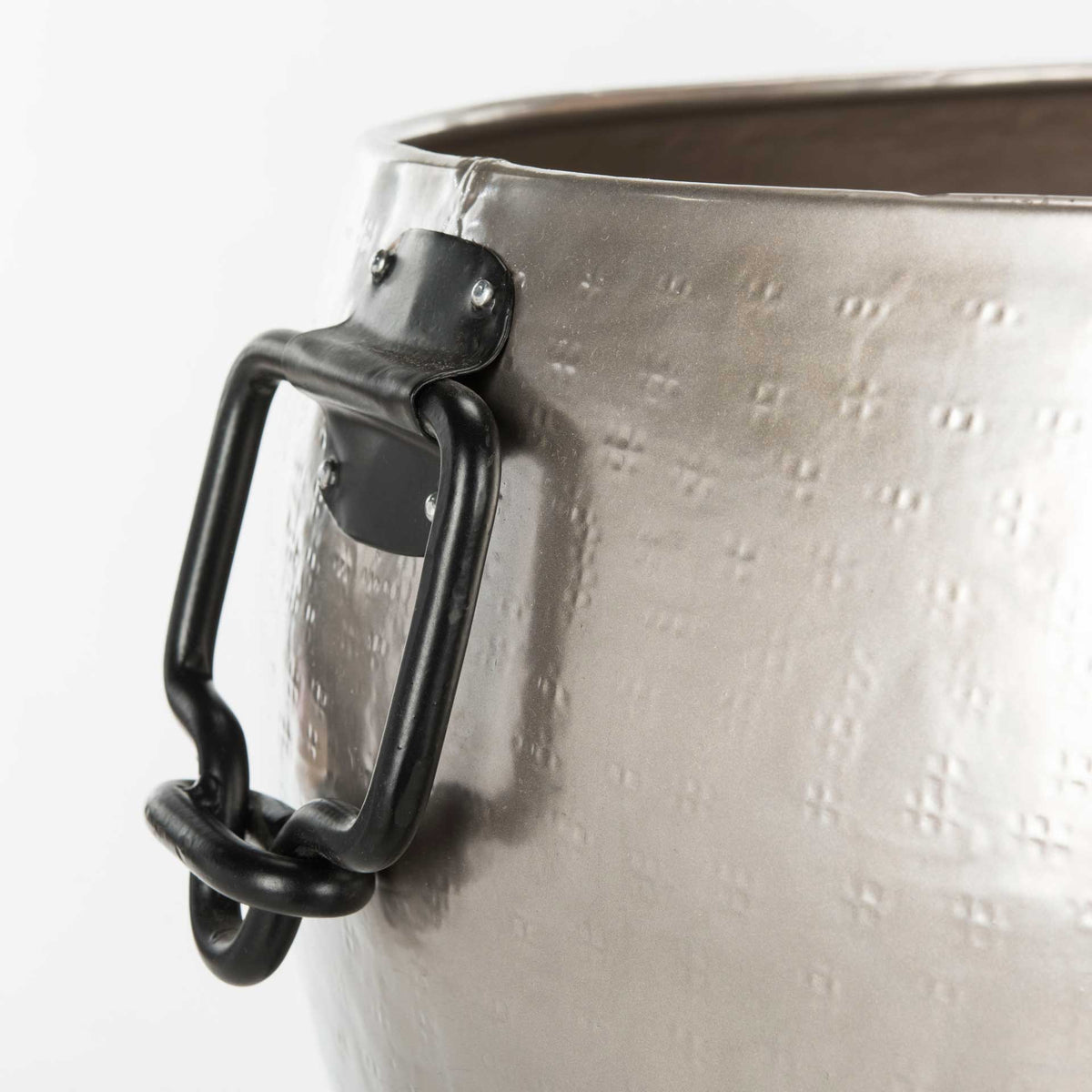 Sturdy black loop handle complements the beverage tub's hammered pewter finish.
