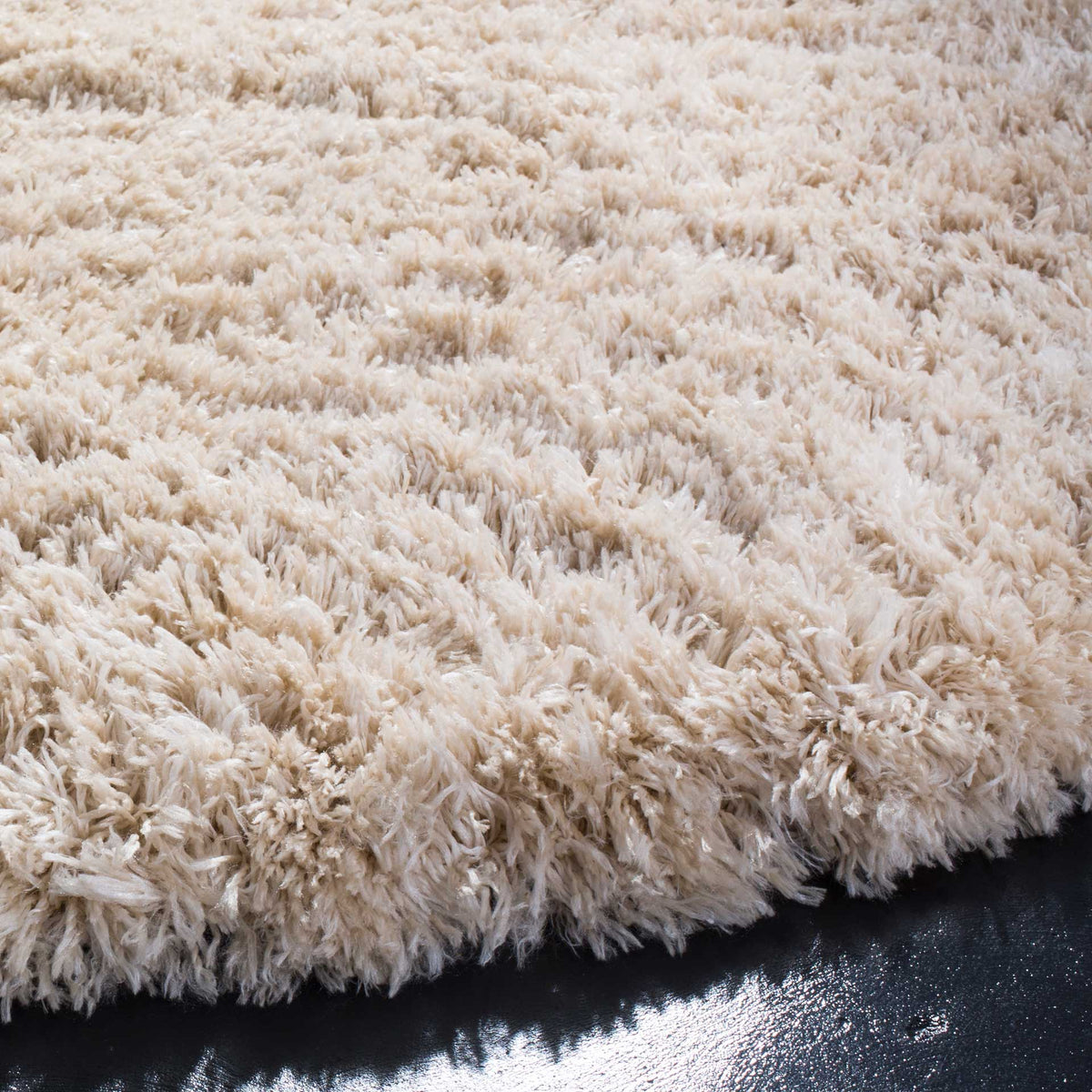 Dense light beige shag fibers create a fluffy, cushiony edge