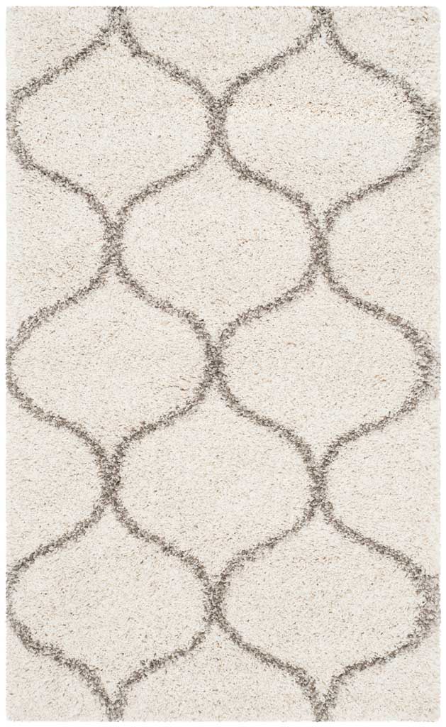 Small ivory rug with generous gray rounded diamond outlines
