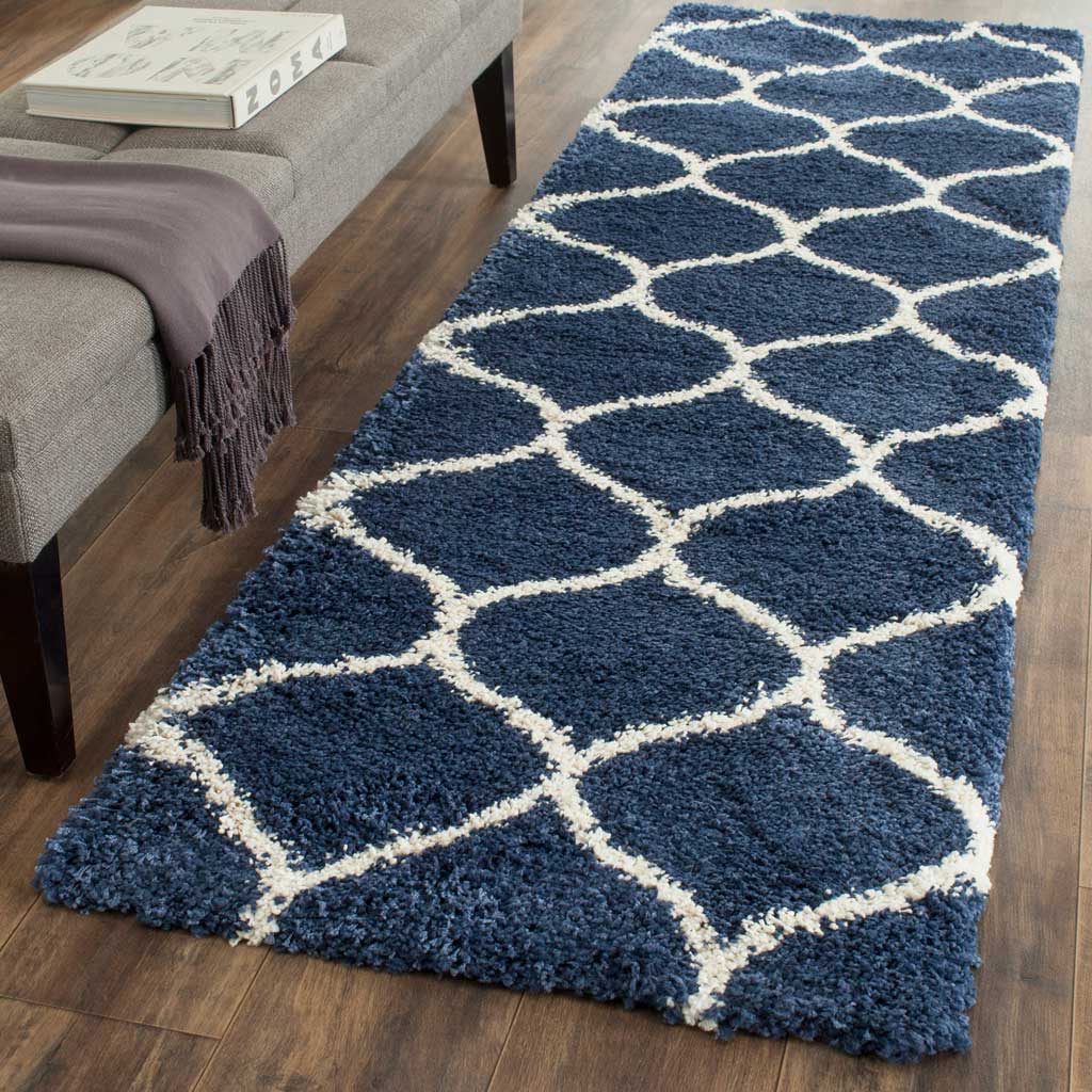 Ivory flowing lattice lines brighten the deep navy shag of this cozy runner.