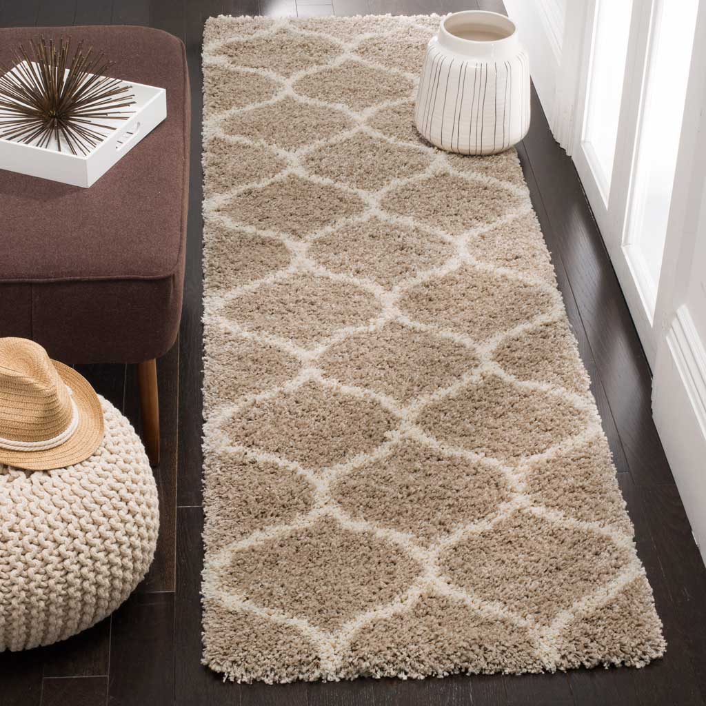 A rounded ivory lattice flows through this plush beige runner for a warm, relaxed feel.