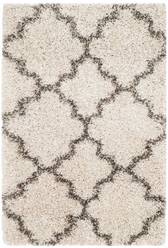 Compact ivory accent rug with a soft gray quatrefoil design