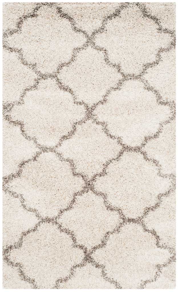 Small ivory shag rug with generous gray quatrefoil outlines