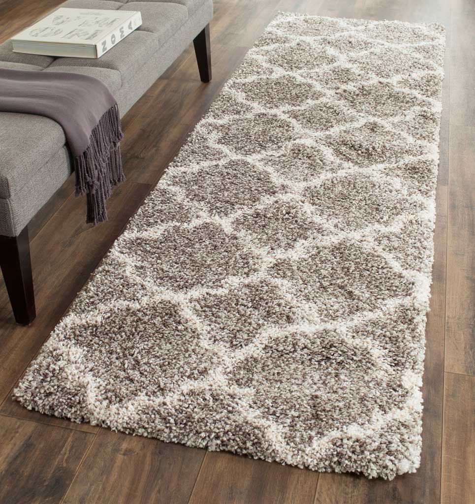 Interlocking ivory curves brighten the thick gray pile of this patterned runner.