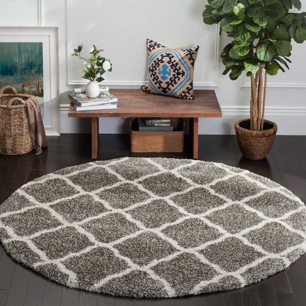 A gray-and-ivory curved lattice lends this circular shag rug classic appeal
