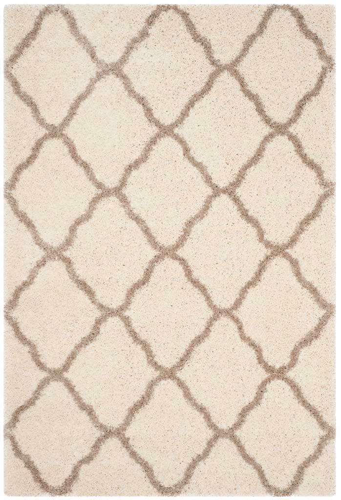 Beige contours frame repeating diamonds on plush ivory pile
