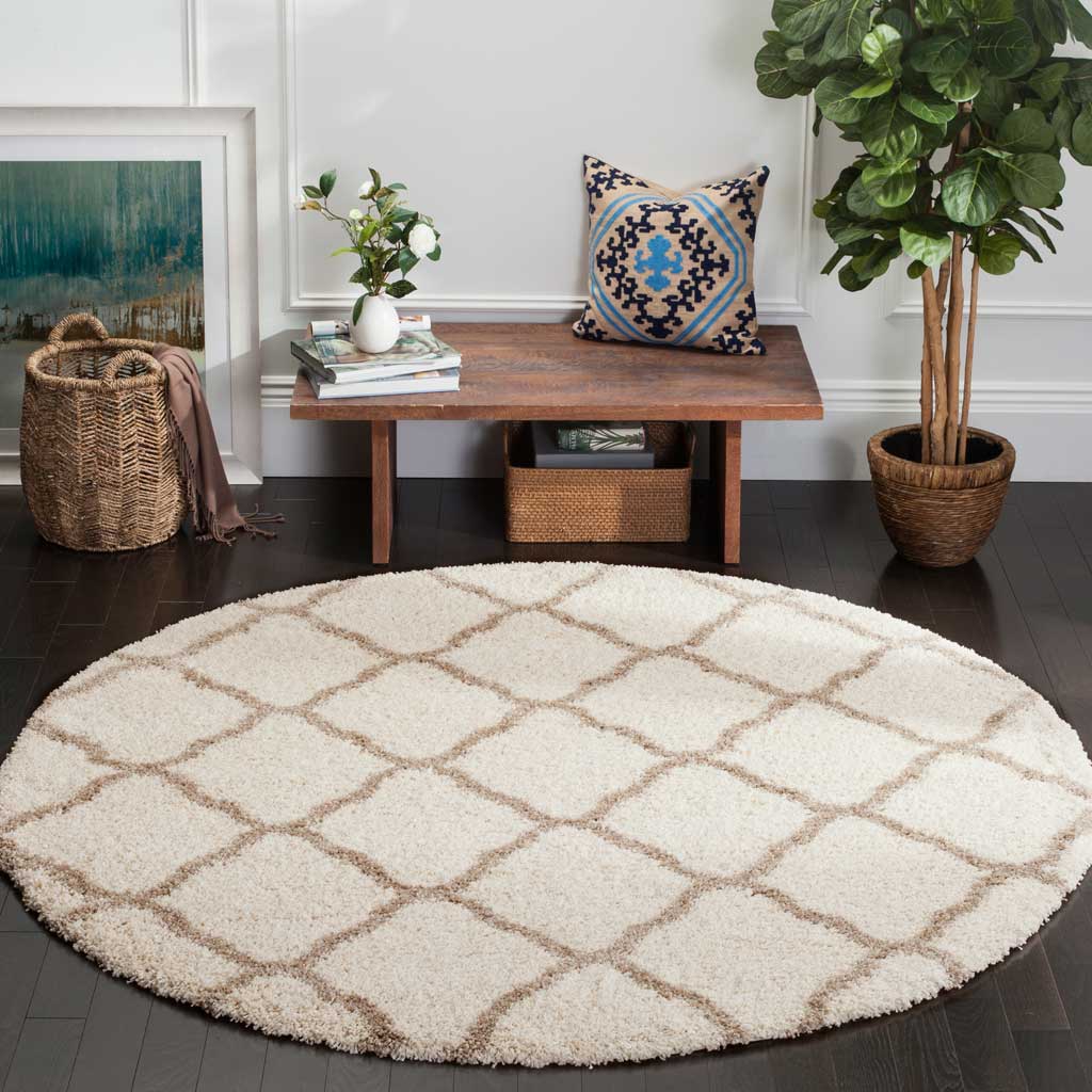 Warm beige curved diamonds bring gentle pattern to this cozy ivory round rug