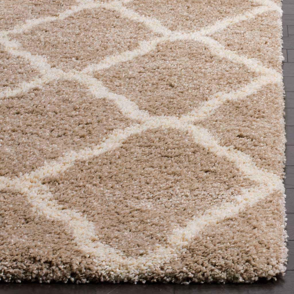 Thick beige and ivory fibers form a soft patterned edge