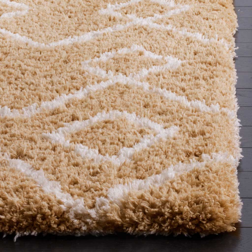 Thick beige fibers and raised ivory lines create a softly cushioned rug edge