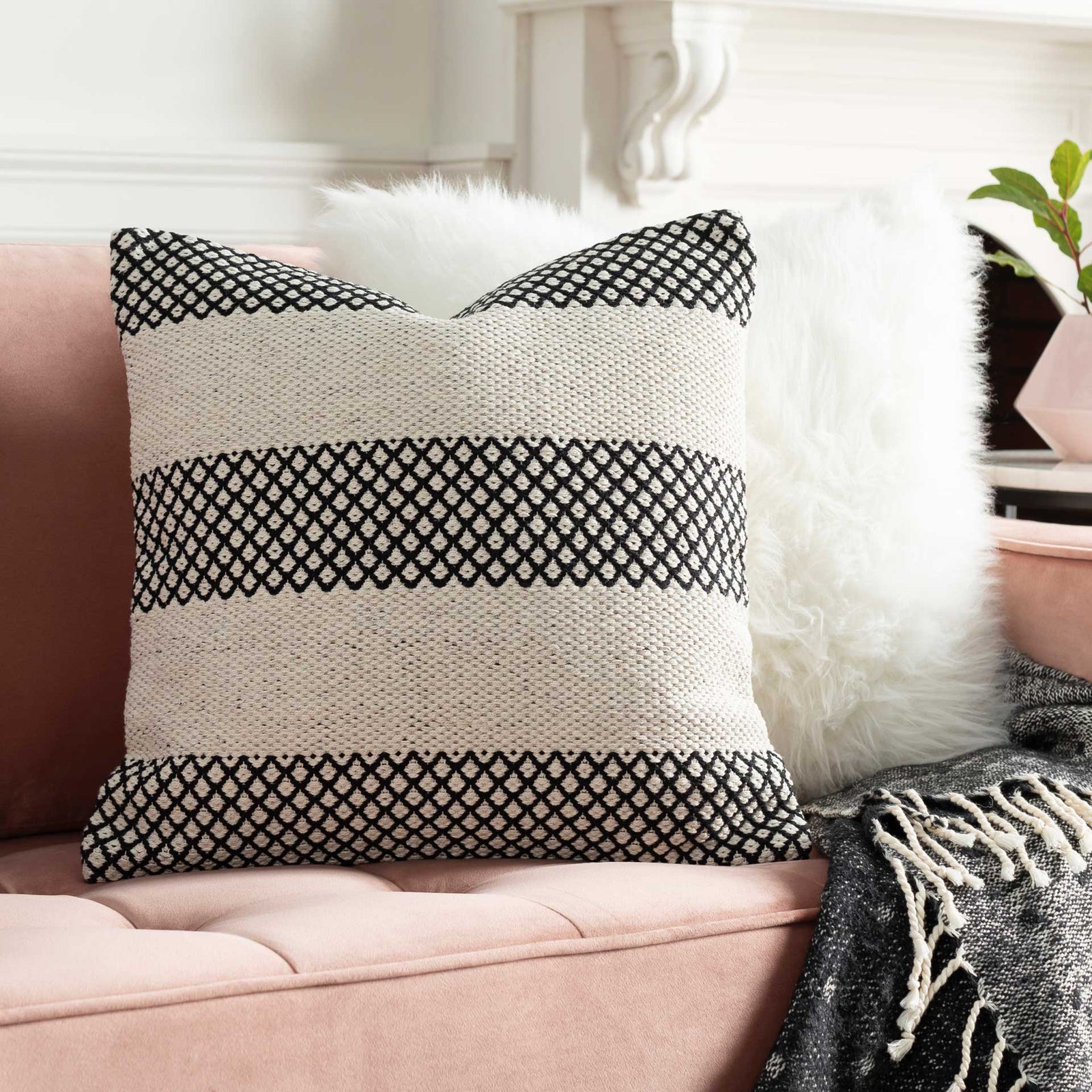 Roy Pillow Black/Ivory